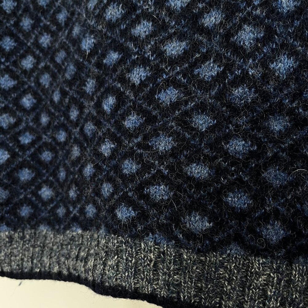 100% Shetland Wool Navy Sweater Vest - Picture 4 of 4